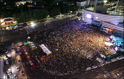 노무현 전 대통령을 추모하기 위해 노란 풍선과 촛불을 들고 23일 저녁 서울 시청 앞에 모인 시민들이 서울광장을 가득 메우고 있다. 