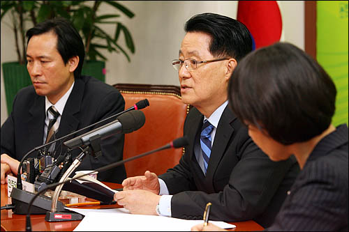 박지원 민주당 원내대표가 24일 오전 국회에서 "천안함 사건과 관련한 이명박 대통령의 대국민담화는 6.2 지방선거용에 지나지 않는다"며 비판하고 있다. 