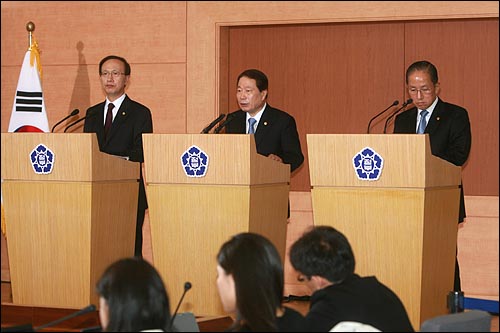 현인택 통일부장관, 유명환 외교통상부장관, 김태영 국방부장관은 24일 오전 서울 세종로 정부중앙청사 별관에서 천안함 사건 관련 합동기자회견을 열고, 유엔 안보리 회부·북한 선박의 남측해역 운항 전면불허·개성공단과 금강산지구를 제외한 남측인력 방북불허·남북교역중단·한미연합잠수함 훈련·심리전 재개 등의 대북 강경 조치를 24일부터 시행한다고 발표했다.