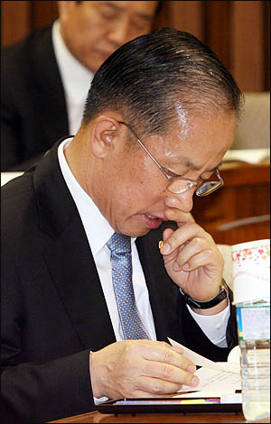 김태영 국방부 장관은 24일 오후 국회 천안함 침몰사건 진상조사 특위에 출석해 "천안함 함미·함수의 분리 장면이 담긴 열상감시장비, TOD는 있을 리 없다"고 강조했다. 