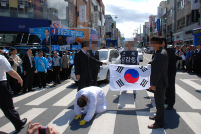 한나라당과 강갑중 강갑중 전 도의원이 한나라당이 대규모 선거유세를 하고 있는 광미사거리를 3보 1배를 하면서 지나가고 있다.