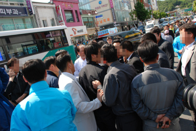 결국 충돌한 양측 강갑중 전 도의원의 3보 1배를 막는 한나라당 관계자들과 강 의원 관계자들이 결국 충돌했다.