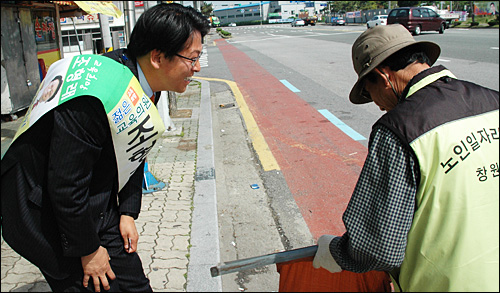  경남도 교육의원 선거에 나선 조형래 후보가 길거리에서 유권자를 만나 인사하고 있다.