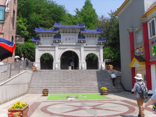 자유공원으로 통하는 제 3패루. 제 2패루는 한중문화관 앞에 있다.