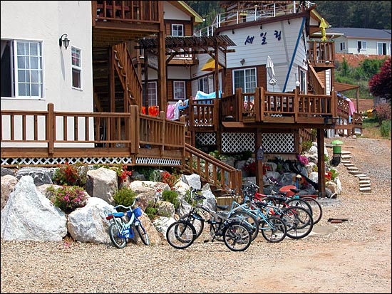 신도의 한 펜션 마당 앞에 비치되어 있는 자전거들