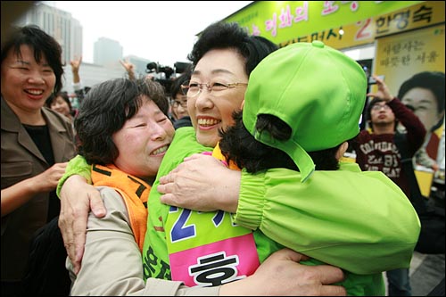 한명숙 민주당 서울시장 후보가 25일 오후 서울 덕수궁 대한문 앞에서 열린 '여성이 일으키는 평화의 소용돌이' 여성집중유세에서 지지자들과 포옹을 하고 있다.