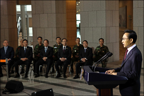  지난 24일 이명박 대통령의 천안함 침몰사건 관련 대국민 담화를 유명환 외교통상부장관, 현인택 통일부장관, 김태영 국방부장관, 맹형규 행정안전부 장관, 이상우 국가안보총괄점검회의 의장 등이 지켜보고 있다.