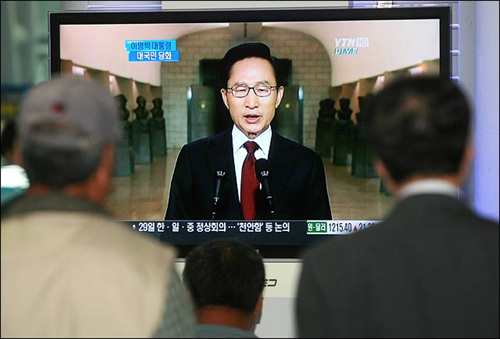 이명박 대통령이 24일 오전 서울 용산 전쟁기념관에서 천안함 사건 관련 대국민담화 발표를 하는 가운데, 서울역 대합실에서 시민들이 생중계방송을 지켜보고 있다.
