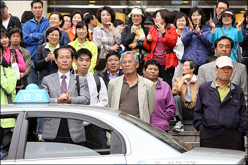 24일 인천 부평역에서 유권자들이 인천시장 후보로 나선 한 후보의 유세내용을 유심히 듣고 있다.