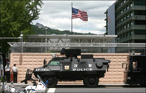 미국대사관(천안함 사건 이후인 2010년 5월 26일 경찰특공대의 장갑차가 배치돼 있는 모습).