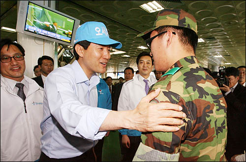  오세훈 한나라당 서울시장 후보가 26일 서울 광진구 동서울버스터미널을 찾아, 부대로 복귀하려는 군 장병들에게 부재자투표 참여를 독려하고 있다.