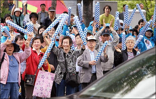  26일 서울 용산역광장에서 열린 오세훈 한나라당 서울시장 후보 유세에서 지지자들이 막대풍선을 흔들며 연호하고 있다.