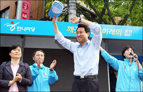  오세훈 한나라당 서울시장 후보가 26일 서울 용산역광장 유세에서 유권자들에게 지지를 호소하고 있다.