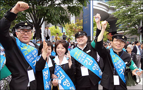  김영숙 서울시교육감 후보 지지자들이 26일 오세훈 한나라당 서울시장 후보 유세가 열리는 서울 용산역광장에서 옛날 교복을 입고 선거운동을 펼치고 있다.