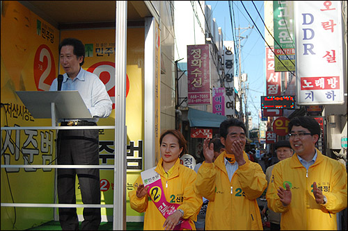 김 고문은 '오만과 독선으로 뭉쳐진 국민들을 깔보는 이명박 정권을 이번 6.2 지방선거를 통해 표로 심판하자고 호소했다.