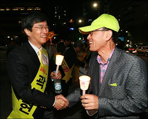곽노현 서울시교육감 후보가 5월 26일 밤 서울 광화문광장 이순신동상앞에서 열린 촛불집중유세에서 참석자들과 인사를 나누고 있다.