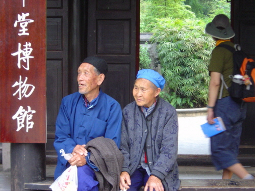 두보초당 입구에 해맑은 미소를 짓고 있는 청두의 노부부