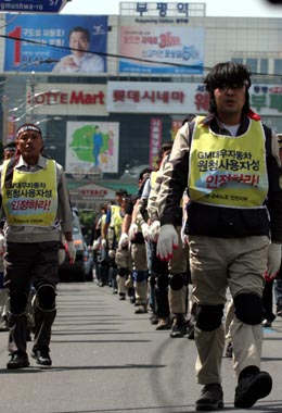  삼보일배는 신현창 GM대우비정규직지회 지회장(오른쪽 첫번째)