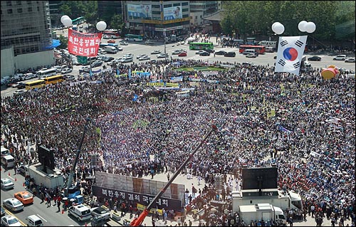 애국단체협의회와 대한민국 재향군인회 등 보수단체 회원들이 27일 오후 서울 시청앞 서울광장에서 열린 '북한응징 결의 국민대회'에서 천안함 침몰 사건에 대해 친북좌파 척결과 보복·응징을 요구하고 있다.