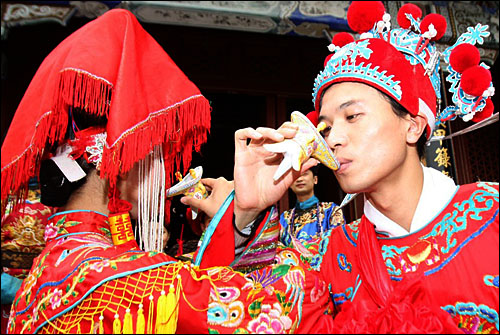전통혼례 방식으로 결혼식을 올리는 한 바링허우 부부. 최근 중국 내 이혼부부의 절반 이상이 1980년대 출생자다.