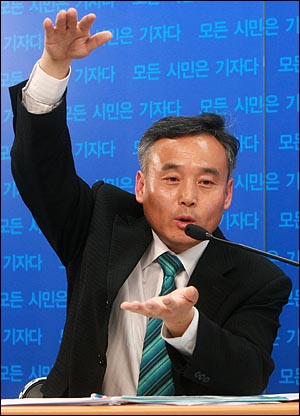 박창근 운하반대교수모임 상임공동위원장이 28일 오후 서울 상암동 <오마이뉴스> 스튜디오에서 열린 '4대강 사업 찬-반 토론회'(오마이TV 생중계)에서 반대 토론을 하고 있다.