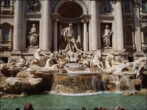 바로크 양식의 곡선이 살아 있어 로마에서 가장 아름다운 분수로 손꼽힌다. 