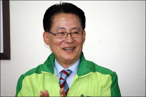 박지원 민주당 유세단장은 "남북관계는 한번 무너지면 끝이다"면서 이명박 정부의 '천안함 안보장사'를 경고했다.