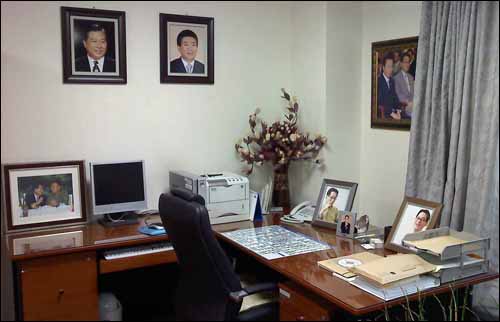 국회의원회관 615호 박지원 의원 방에는 김대중-노무현 대통령 사진이 나란히 걸려 있다.