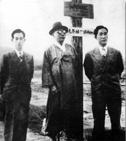 백범 김구 선생이 연석회의 참석에 앞서 분단선에서 기념촬영을 하고 있다.