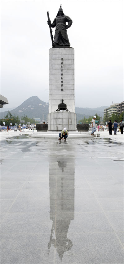 28일 오후 서울 광화문광장이 다음달 1일 개장을 앞두고 한 인부가 막바지 바닥분수작업을 한창 진행 중에 있다.