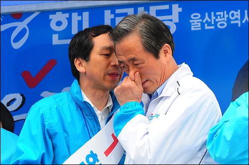 28일 울산 지원 유세에 나선 한나라당 정몽준 대표가 김기현 울산시당위원장과 귀엣말 중 코를 만지고 있다.