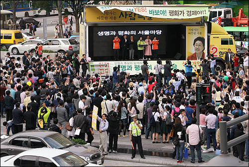 야4당 단일후보인 한명숙 민주당 서울시장 후보가 29일 오후 광화문 광장에서 거리유세를 하자 수많은 시민들이 몰려 광장을 가득 메우고 있다. 
