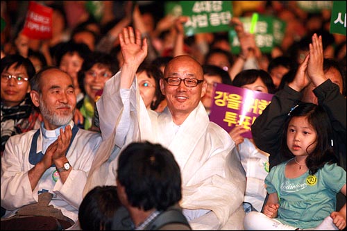 생명과 평화를 위한 콘서트 '강의 노래를 들어라'가 29일 밤 서울 강남구 봉은사 특설무대에서 열렸다. 봉은사 명진 스님이 참석자들을 향해 손을 흔들며 인사를 하고 있다.