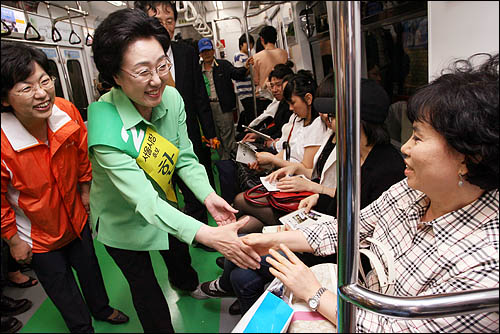 야4당 단일후보인 한명숙 민주당 서울시장 후보가 29일 오후 지하철 2호선을 타고 시민들과 만나 인사하고 있다.
