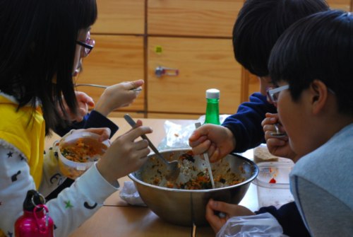 한 솥 모둠 비빔밥! 들과 산에 여기저기 나온 나물을 뜯어다 씻고 데쳐 나물비빔밥을 만들었다. 한 양푼 비볐는데 모두들 빈그릇이 되었다. 셋이 먹다 둘이 죽어도 모를 정도로 꿀맛이더라!