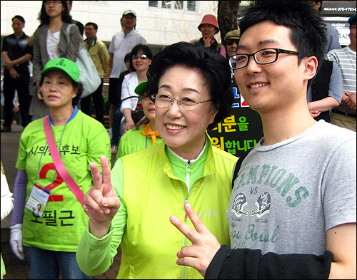 한명숙 민주당 서울시장 후보가 30일 대학로 유세 후 사진을 같이 찍자고 청한 대학생과 함께 포즈를 취하고 있다. 