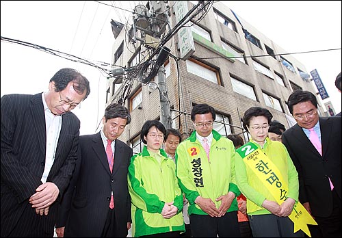 한명숙 당시 민주당 서울시장 후보가 지난 5월 30일 오후 서울 한강로 남일당 용산참사 현장을 찾아  지역후보와 함께 묵념을 하고 있다.