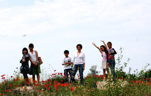  한글학교 학생들의 자유로운 동작을 보라! 네살배기 리사(이산하)의 멋진 동작에 아이들의 밝은 웃음에..., 첫 시험이 끝나고 학교 인근 벌판에서. 