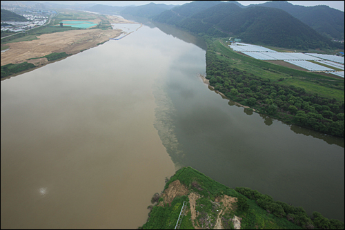 낙동강과 남강이 합류하는 지점으로, 두 강의 물 색깔이 비교된다.