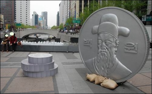 월드비젼이 서울시와 함께 사랑의 나눔 행사로 청계천에 세워 놓았던 동전 모형입니다. 돈이 흐르는 청계천을 잘 보여주고 있습니다. 