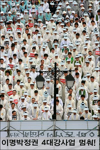 31일 오후 서울 명동성당 들머리에서 천주교정의구현전국사제단 주최 '오만과 독선의 이명박 정권 회개를 위한 전국사제수도자 시국미사'가 열리고 있다.