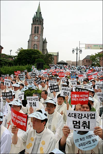 31일 오후 서울 명동성당 들머리에서 천주교정의구현전국사제단 주최 '오만과 독선의 이명박 정권 회개를 위한 전국사제수도자 시국미사'가 열리고 있다.