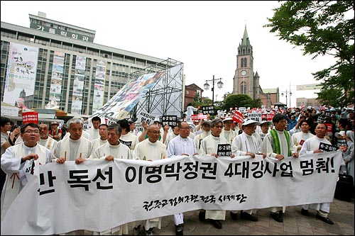 시국미사에 참석한 사제단과 신도들이 행진을 시작하고 있다.