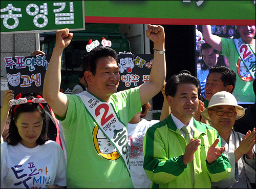송영길 민주당 인천시장 후보가 1일 오전 인하대학교 후문에서 투표 참여 대국민호소 기자회견에서 승리를 자신하는 듯 두 주먹을 불끈 쥐고 있다.