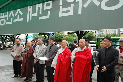  4대강사업저지낙동강지키기경남본부와 부산경남종교평화연대는 1일 오후 창원 정우상가 앞에서 "4대강사업 반대 소신공양 문수 스님 경남 종교시민사회 합동 분향제"를 열었다.