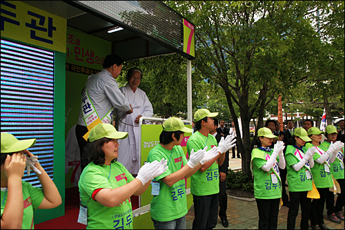  김두관 경남지사 후보는 강갑중 전 경남도의원과 함께 1일 진주산업대 도서관 앞에서 유세를 벌였다.