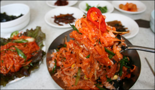 고소한 참기름과 김가루를 넣은 서대회 비빔밥이다.
