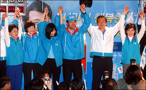  오세훈 한나라당 서울시장 후보가 1일 저녁 서울 명동입구에서 마지막 선거유세를 하며 정몽준 대표 등과 손을 들어 보이고 있다.