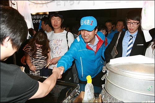 오세훈 한나라당 서울시장 후보가 1일 저녁 서울 명동입구에서 마지막 선거유세를 마치며 시민들을 만나 악수하고 있다.