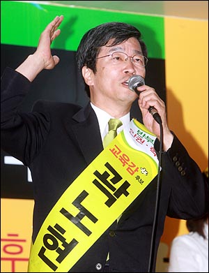 민주진보단일후보인 곽노현 서울시교육감 후보가 1일 저녁 서울 명동입구에서 열린 마지막 선거유세에서 지지를 호소하고 있다.